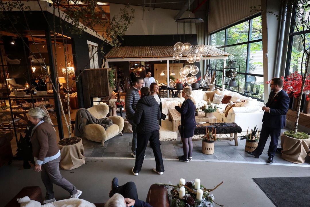 Besucher zwischen Sofas, Sesseln und Wohnaccessoires in der Homestorys-Ausstellung in Eupen.