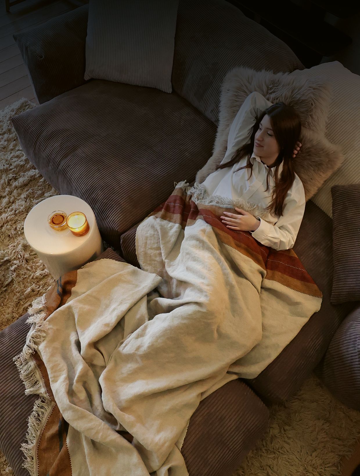 Frau auf Vetsak Sofa hochformat