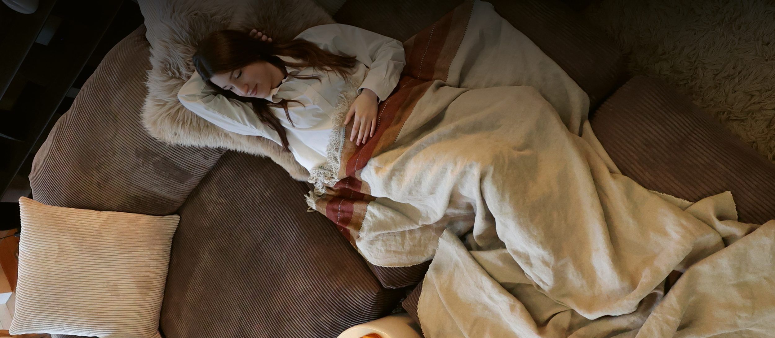 Frau auf Vetsak Sofa Cord Velours