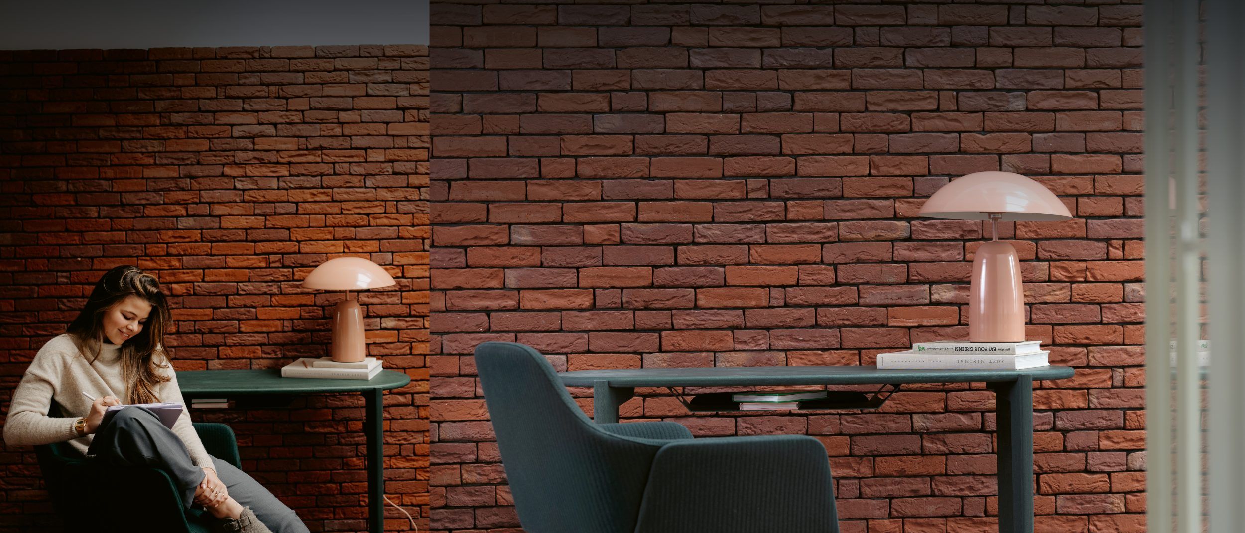 Modern eingerichteter Arbeitsplatz mit Tisch DOTS und Stuhl MOODS von Mobitec in dunkelgrün.
