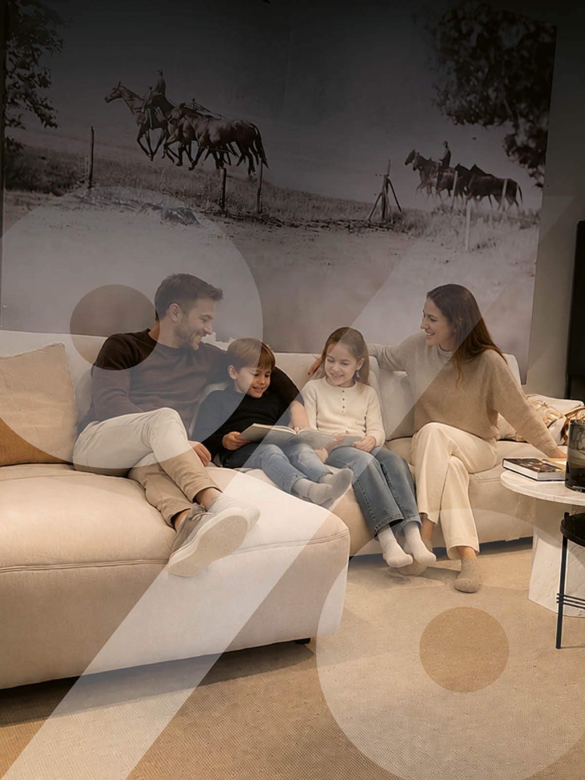 familie-sitzt-gemeinsam-auf-sofa-beim-homestorys-raeumungsverkauf